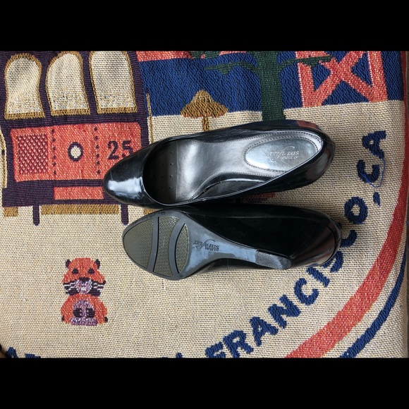 Round Toe Patent Heels - Picture 3 of 4